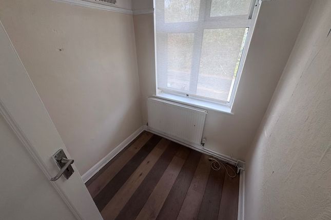 373, Cranford Lane, Harlington photo 2