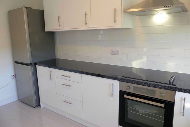16 Langley Court, Crawley photo 4