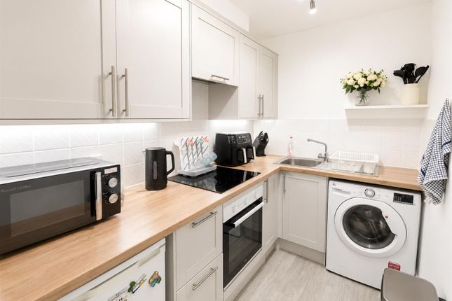 16, Foxlands Close, Watford photo 2