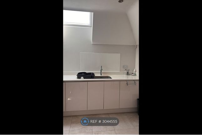 Flat, Russell Hill, Purley photo 2