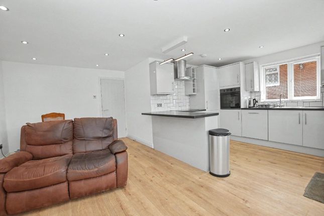 73, Grove Park, Wakefield photo 4