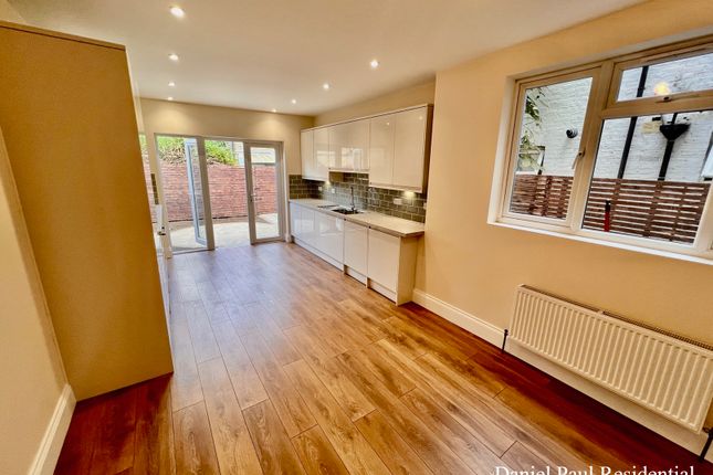 13, Lawn Gardens, Hanwell photo 4