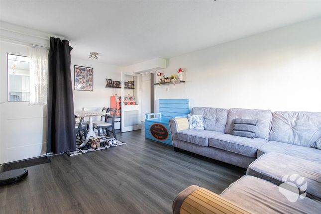 35, Rose Acre, Basildon photo 4