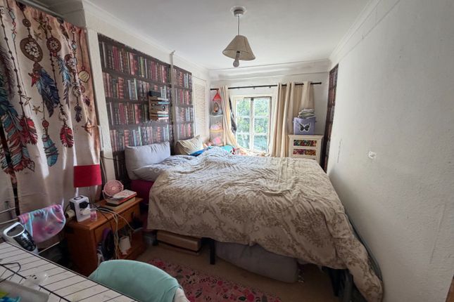35, Glebeland Gardens, Shepperton photo 4