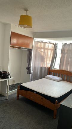 Room to rent in Camborne Road, Morden