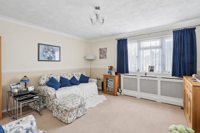 10, Foxholes, Surrey photo 4