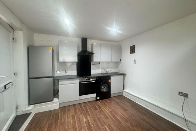 87, Hillcross Avenue, Morden photo 2