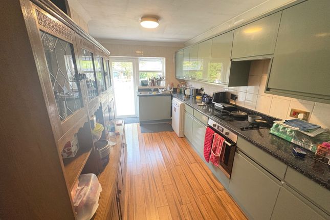 8 Speart Lane, Hounslow photo 3
