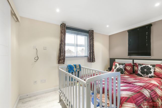 Flat for sale in Sycamore Court, 203 Great North Way, London