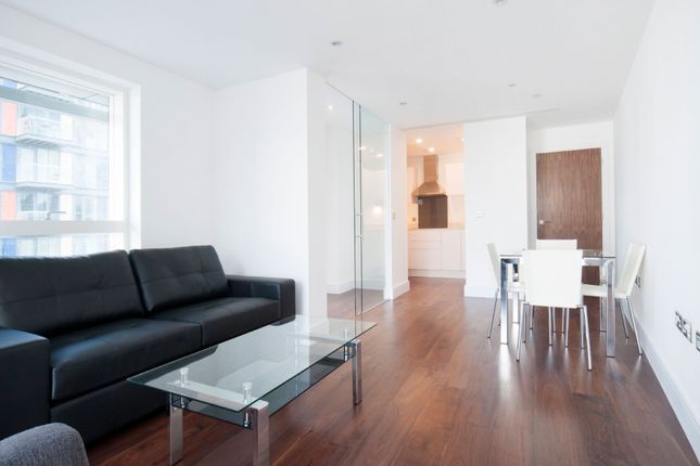 Flat to rent in Lincoln Plaza, Canary Wharf, London