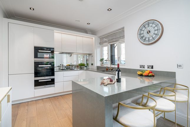 16, Egerton Drive, Isleworth photo 4