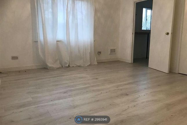 Fairbairn Close, Purley photo 4