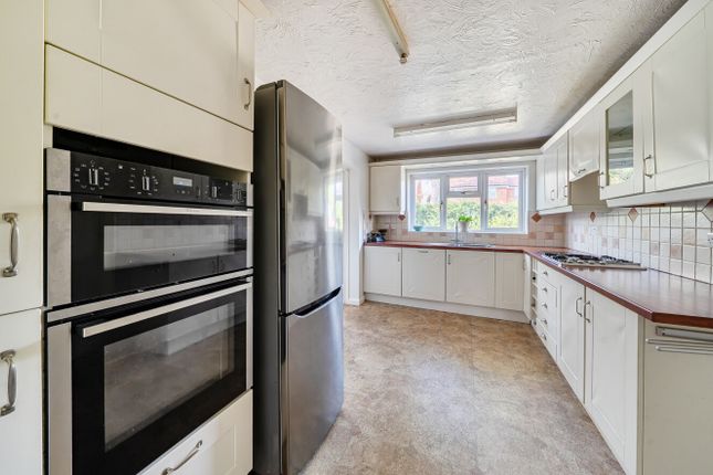 18, Nash Park, Bracknell photo 2