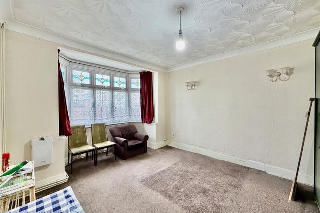 660, Bath Road, Cranford photo 3