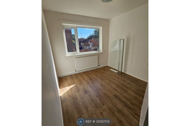 Totland Close, Manchester photo 5