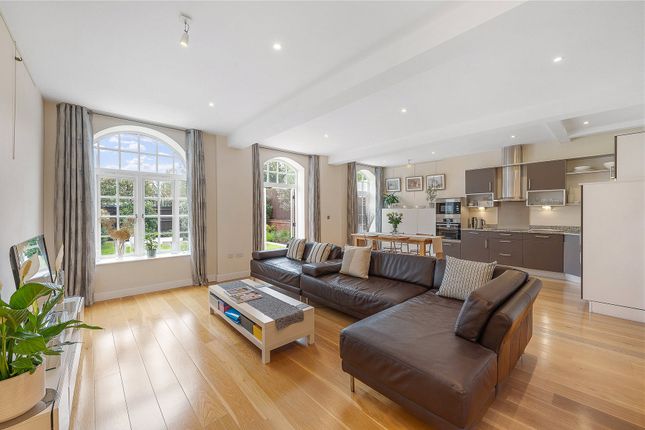 Flat for sale in Arcadian Place, Southfields, London