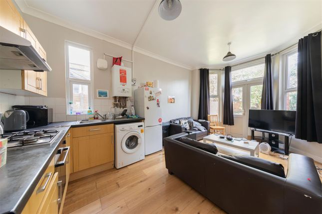 Thumbnail Flat to rent in Queens Road, London