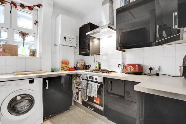 Flat to rent in Helen House, Old Bethnal Green Road, London