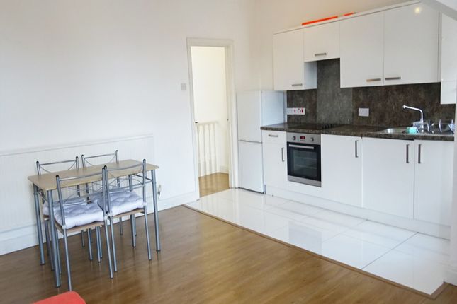 Flat to rent in Claude Place, Roath, Cardiff