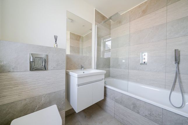 Flat 6, 77, Replingham Road, London photo 4