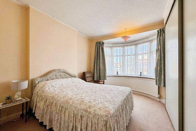 22 Glengall Road, Edgware photo 4