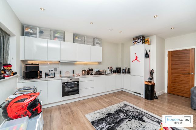 Flat for sale in Darwin Court Kingswood Place, Hayes