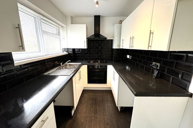 Flat to rent in Mincers Close, Chatham