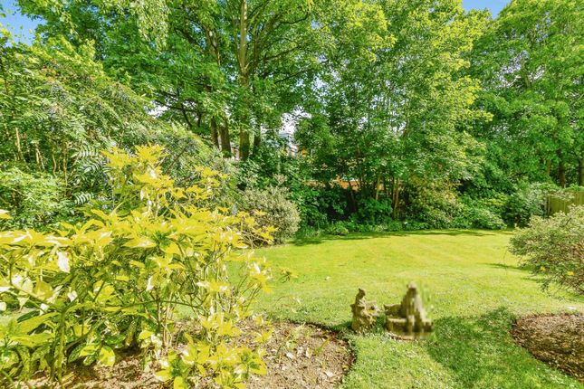 Flat 38, Redlin Court,, Linkfield Lane, Surrey photo 3