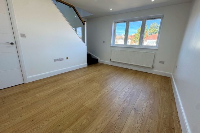 24, Vineyard Avenue, London photo 3