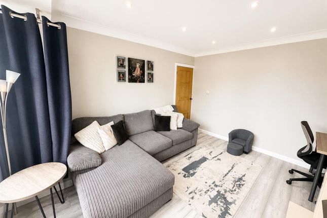 9, Greenton Cres, Bradford photo 4