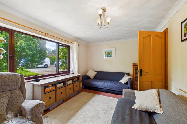 14, STANDING BUTTS CLOSE, SWADLINCOTE photo 3