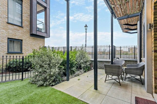 Flat 6 Palace Wharf, Rainville Road, London photo 3