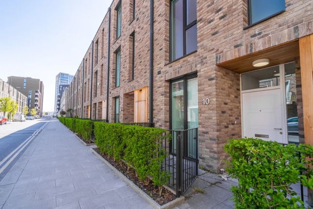 Thumbnail Town house to rent in Starboard Way, Royal Wharf, London