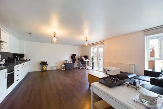 Flat for sale in Battle Square, Reading, Berkshire