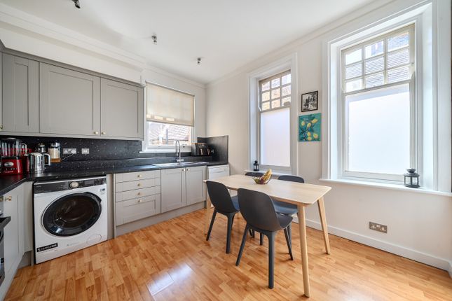 Flat 3, 235, Upper Richmond Road, London photo 3