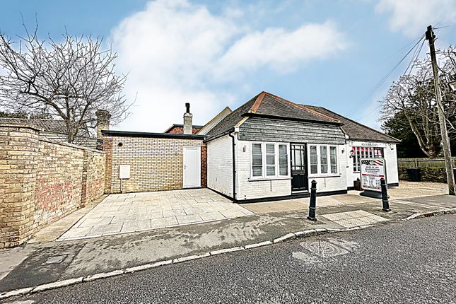 2-bed bungalow on High Street, Bedford, £1,600/mo