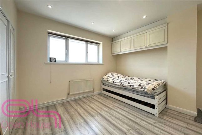 Room to rent in Cygnet Avenue, Feltham