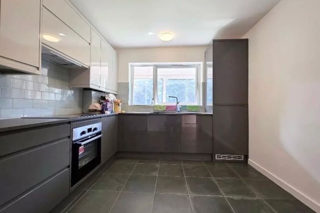 Flat 1, 174, Ballards Lane, London photo 4