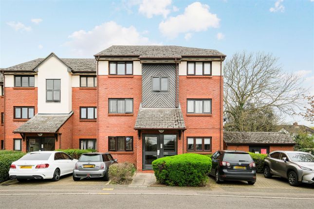 Thumbnail Flat for sale in Maple Gate, Loughton