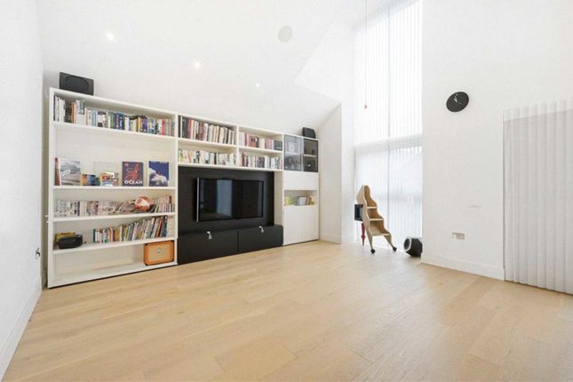 Thumbnail Property to rent in Central Avenue, London