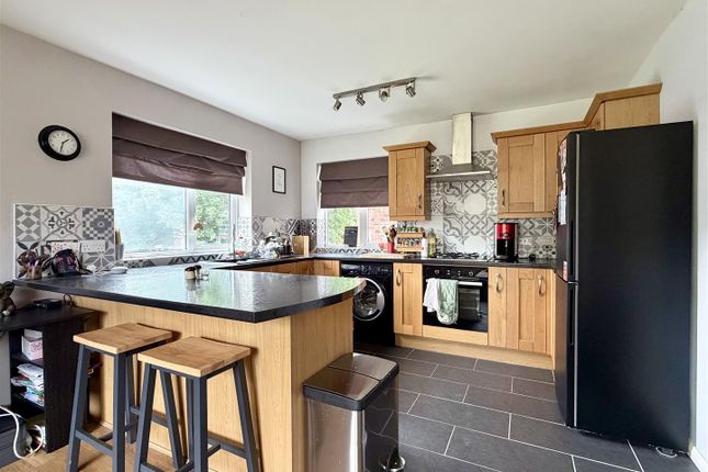 16, Rothesay Mead, Hereford photo 2