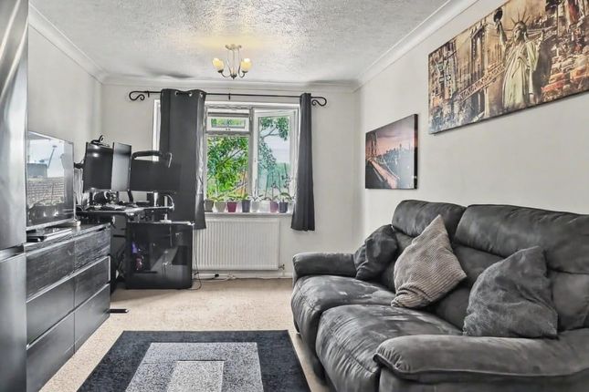 7 Saltdean Close, CRAWLEY photo 3