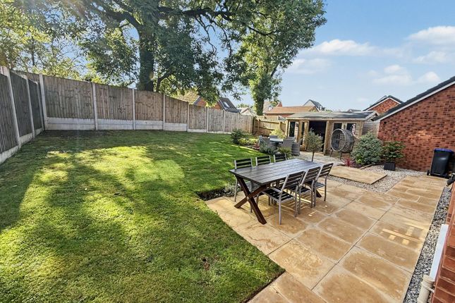 16 Moore Way, Stoke-On-Trent photo 4