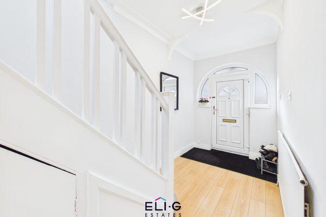 25 Holders Hill Crescent, London photo 2