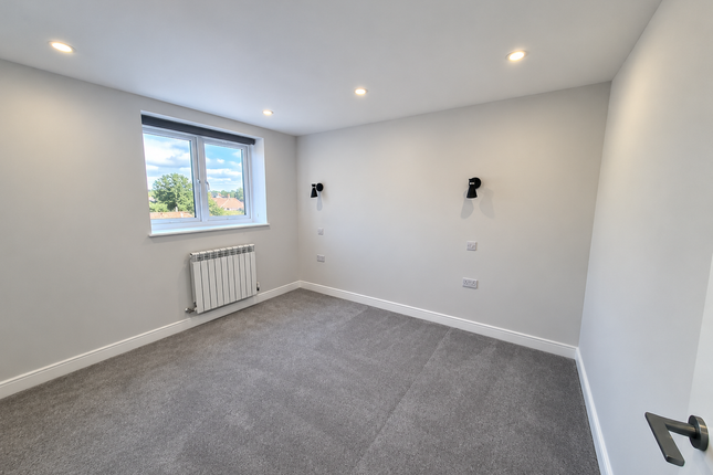 815A , High Road, London photo 3
