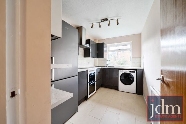 Flat to rent in Faro Close, Bromley