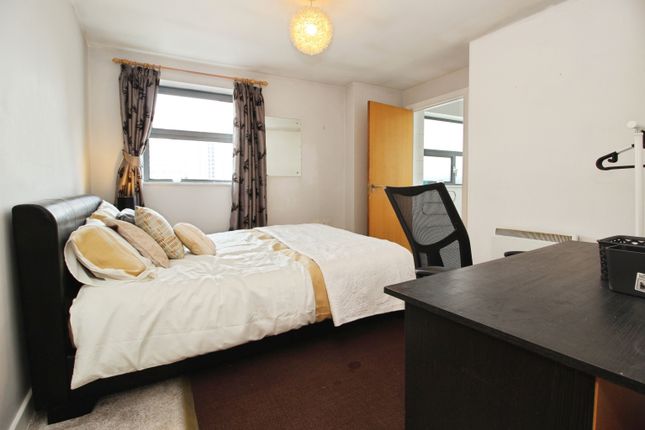 Flat 24/The Point, 3 Whitehall Place, Leeds photo 4