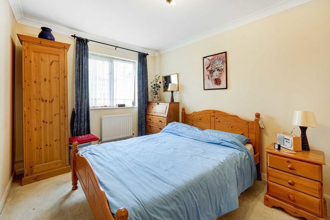 Flat for sale in Cleeve Way, London