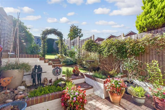 Sassoon Close Larkfield, Aylesford photo 2