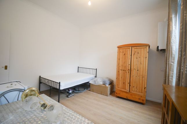 Flat 2 11a,, Castle Hill Parade, London photo 4